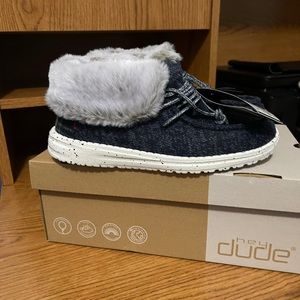 Hey dudes size 5 woman , navy britts